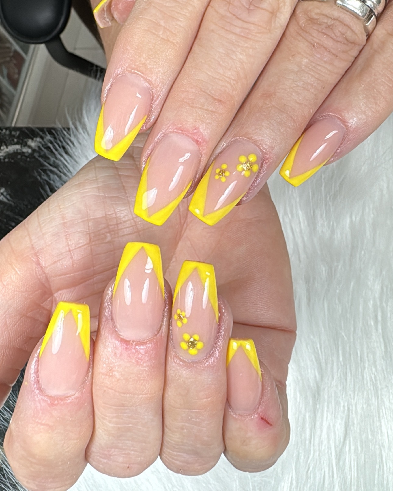 Gele V-french nagels met bloemetjes, gemaakt bij Opera Nails Zaandam