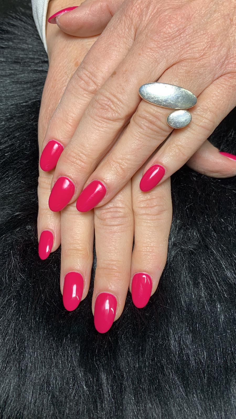 Felroze amandelvormige nagels op zwart bont