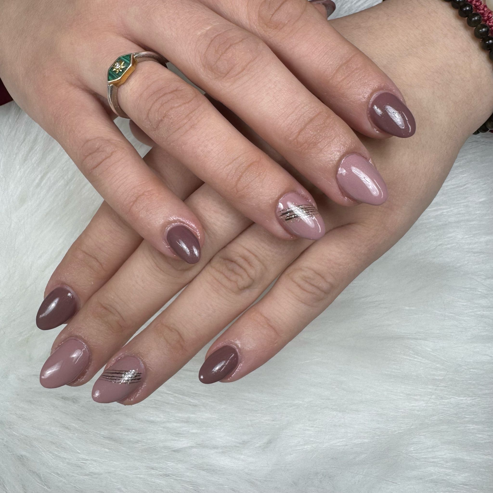 Nude en bruine nagels met zilveren lijnen